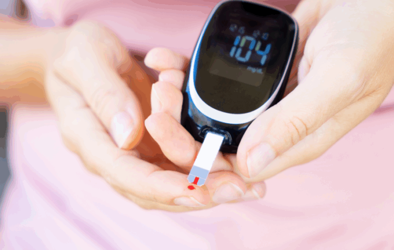 Blutzuckermessung mit Finger-Pikser – Bild zur Begleitung bei Diabetes im Alltag