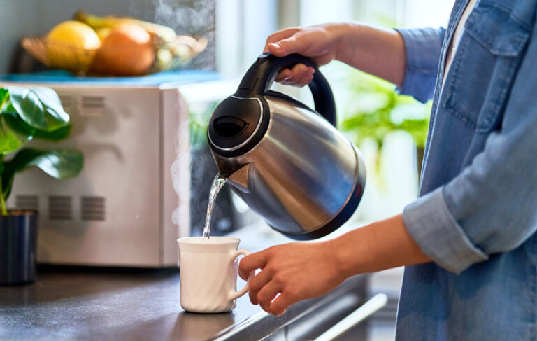 Heißes Wasser wird zum Auflösen von TCM-Granulat aufgegossen.